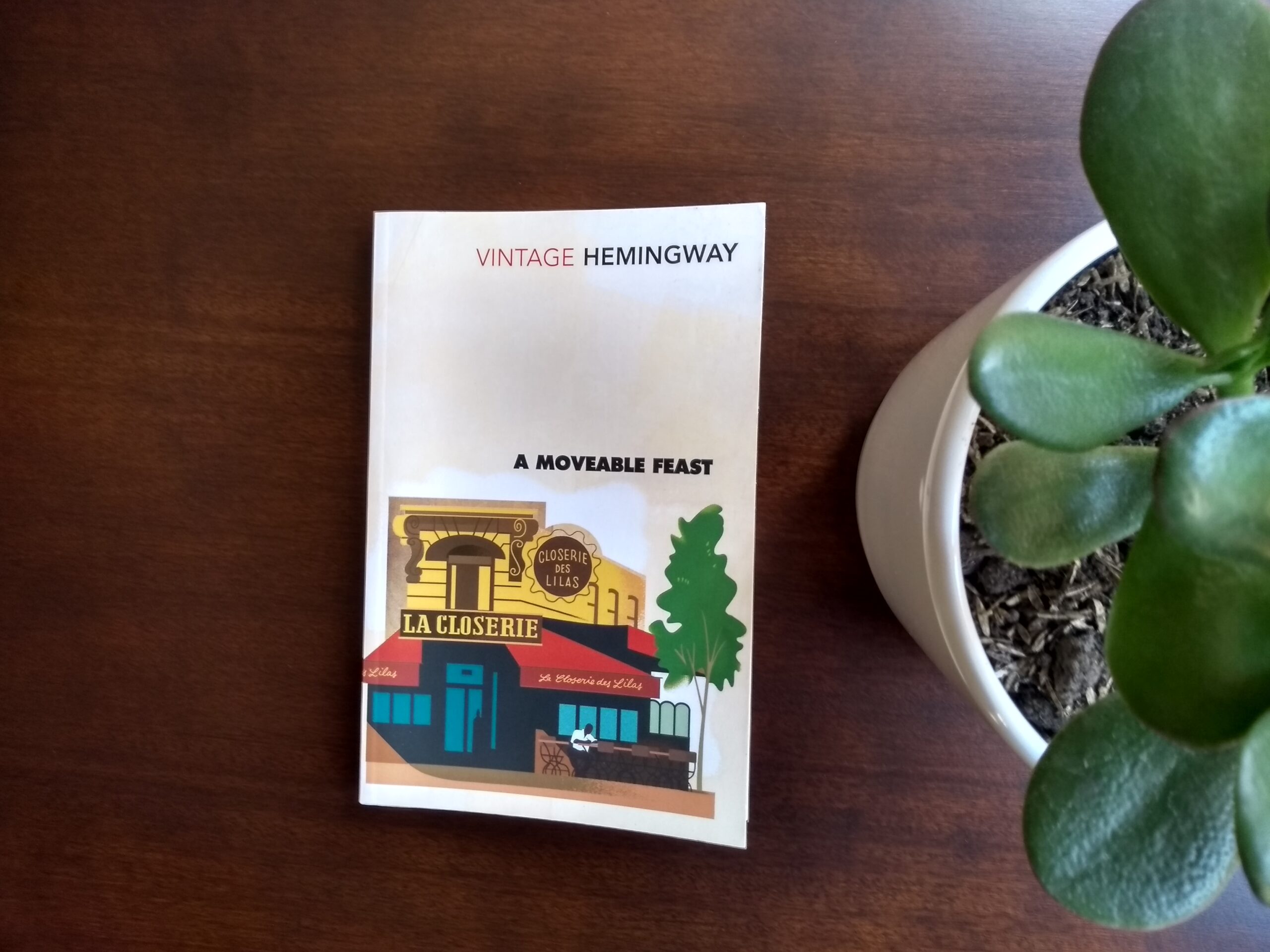 El libro cuenta las memorias de Hemingway durante los años que vivió en París