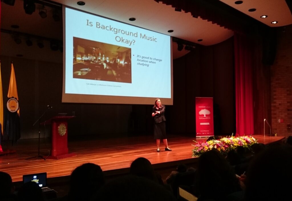 Barbara Oakley estuvo en varias ciudades de Colombia en el 2016