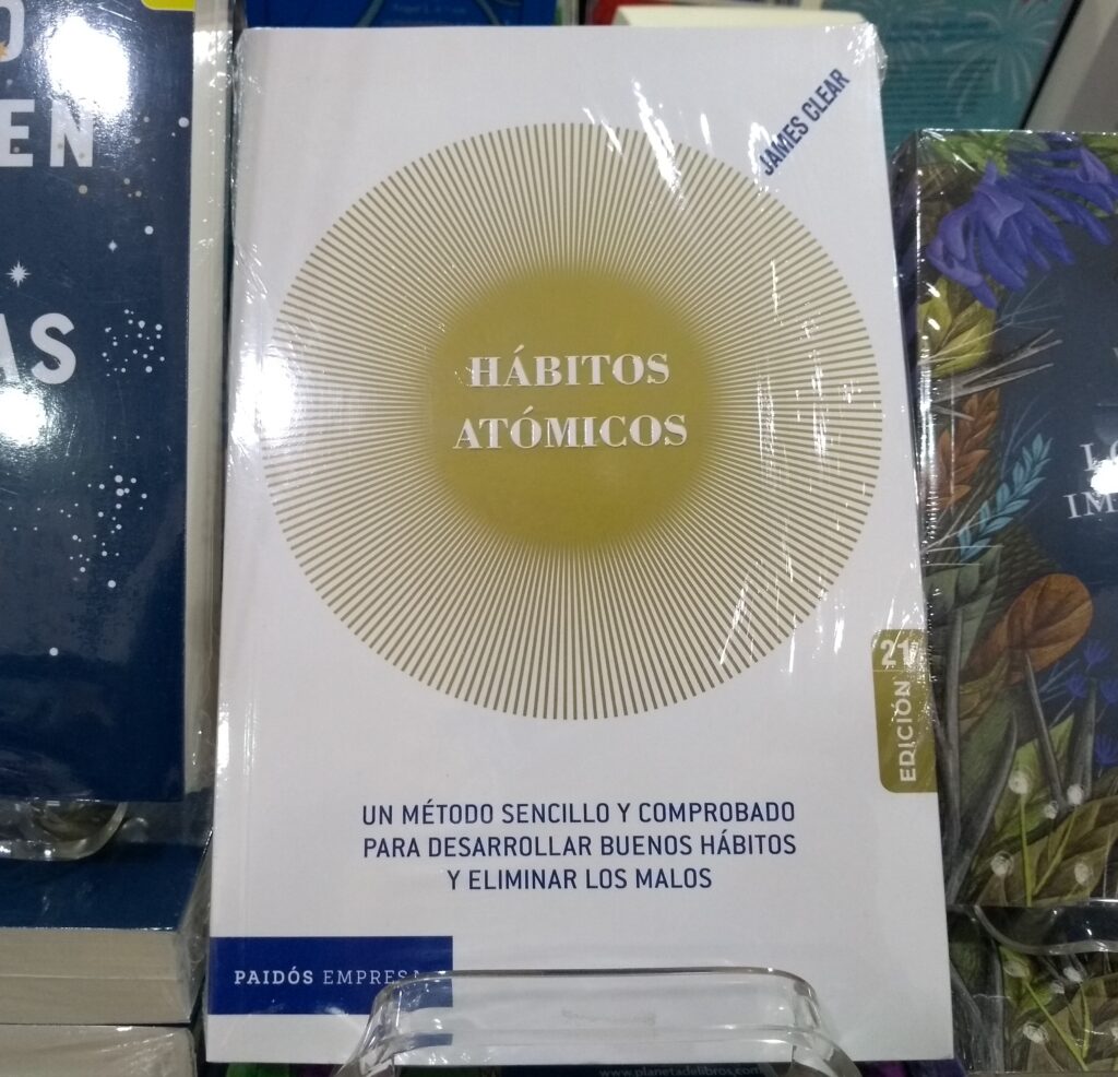 Hábitos Atómicos promete ayudarle a cambiar sus hábitos a través de pequeños cambios